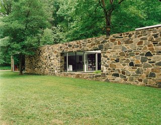 The courtyard divides the "bi-nuclear" house into adult areas and children's areas, including a playroom.