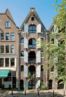 The 1630s warehouse dates back to the Dutch Golden Age. More recently, the one-time coffee depot became an artist's studio that fell into disrepair.