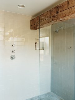 25 Homes With Exposed Beams: Rustic to Modern - Photo 20 of 25 - A massive pine beam defines the master bathroom.