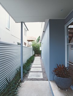 Minimalist Bachelor Pad in Brisbane - Photo 3 of 8 - Clayden made the most of his modest lot by building as close to the perimeter as local zoning codes allow.