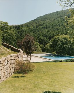 The Valley House flows down along the site, integrating smoothly into the sloping hills. A view from the rambling path behind the house gives a clear view of the green roof and the not-so-green swimming pool on top of it.