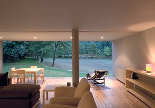 A Le Corbusier chaise longue invites guests to relax in front of the stunning panoramic view.