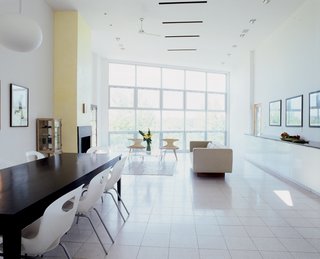 Linear spatial organization is great for encouraging air movement in homes with large windows at the front and back. Smaller windows along the length of the house also enhance the cooling effect of the wind.