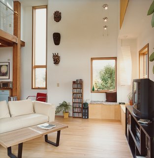 Clear, minimal lines define the residence’s cabinetry and fenestration. Furnishings include the Nelson Platform bench by Herman Miller.