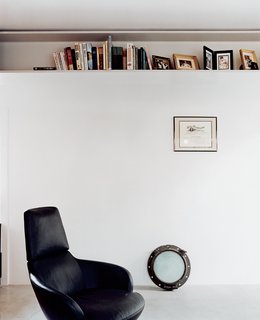 Stafne’s office showcases his ingenious use of the steel structure of the house as a handy bookcase.