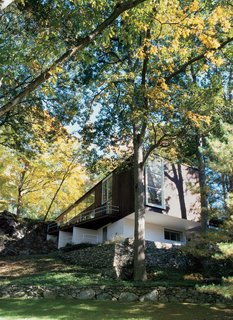 "The site drops away dramatically beneath the living room," Bassam notes. "You really feel like you’re in this big floating box way above the landscape."