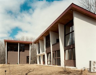 Protruding SIP fins on the exterior collude with an overhang to minimize the sun's rays in summer, an important consideration when thinking about heating and cooling the tall, open living areas.