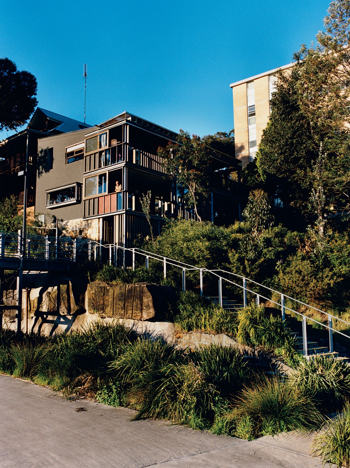 The outside steps of the Zulaikha–Laurence house in Sydney’s suburb of Balmain Point present an effective transition from the solid rock underfoot to the delicate structure of the house beyond. This approach helps to define the singular space of the residence.