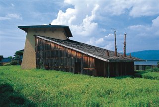 The 1991 Jinchokan Moriya Historical Museum, Fujimori’s first commissioned building, signaled the themes that continue to drive his work: design in harmony with nature; raw, natural materials (wood, mud-and-mortar walls); and a Neolithic-inspired architectural style.