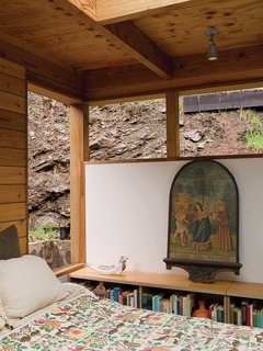 From their bedroom, Hadley and Peter can gaze out at the canyon wall or up through a skylight at the clouds and stars.