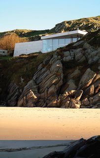 Villa by the Ocean, 2004, features a long, low profile and a green roof. Image courtesy Jarmund/Vigsnæs AS Architects MNAL.