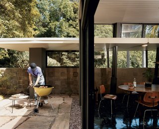 In his writing geared toward builders, A. Quincy Jones encouraged using large panes of glass and sliding doors to bridge the exterior and interior. Here, Nick Roberts puts the philosophy to good use for a weekend barbecue.