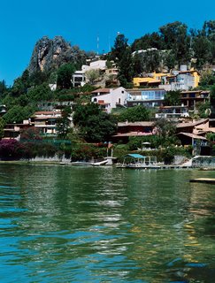 Now home to a hillside resort town, the lake of Valle de Bravo was formed in 1946, in one of president Miguel Alemán’s hydroelectric dam projects. Casa Ia was named for the architect’s first child and planned with lake views as a primary objective.