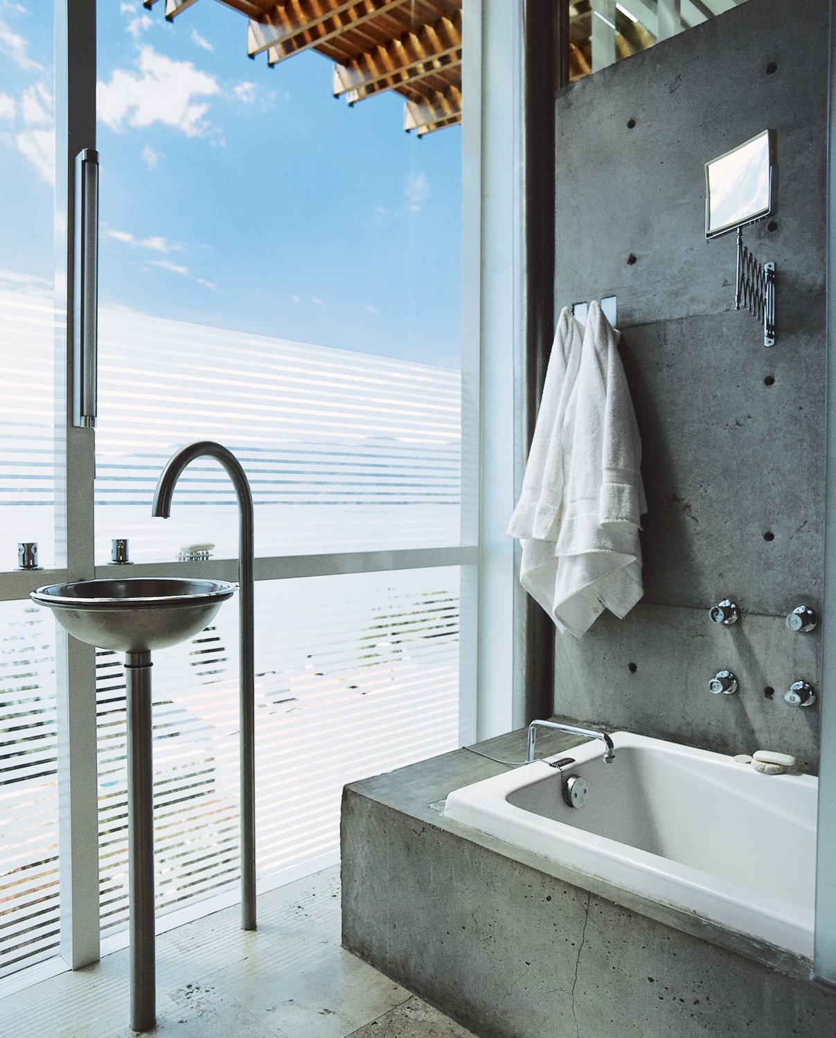 40 Modern Bathtubs That Soak In the View In the master bath, the architect managed to combine privacy and a view by adding a horizontal-line pattern to the glass wall.