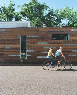 The Shipping Muse - Photo 11 of 23 - Alongside the redwood shade screen, which keeps the house from overheating, Freeman and Feldmann grow vegetables in an 18-inch-wide garden. Despite their love for homemade meals made from homegrown food, they frequently bike to nearby eateries to enjoy the local Mexican cuisine.