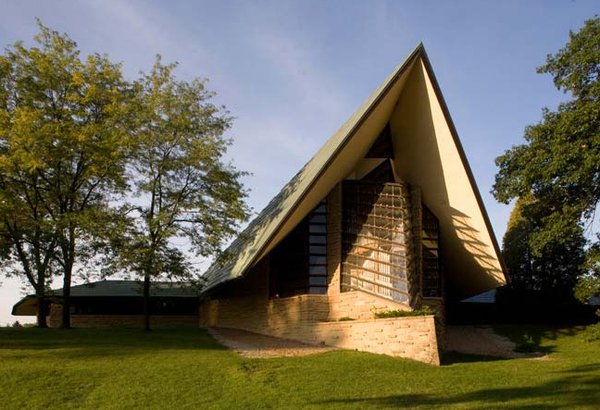 The Unitarian Meeting House in Madison, Wisconsin, built by Frank Lloyd Wright in 1951. Image © The Kubala Washatko Architects, Inc.