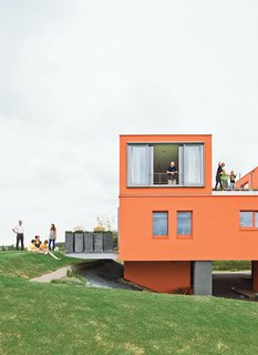Cees, Jacquelien, Jillis, Lucas, and Thijske Noordhoek gather on the lawn; Andy Dochter looks out of the window while his wife Miriam stands on the terrace with sons Thomas and Vincent.