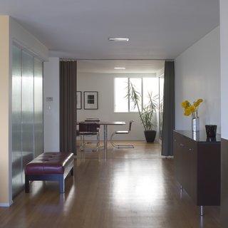 Architect Chad Overway did a lot of restoration to the house (San Francisco AIA chief Erin Cullerton said that toward the end of her life Mrs. Schiff made a number of trendy changes) and one detail that endures is the dark wooden plank that divides the dining room from the entry and living room. The curtain runs just above it. Classy touch. Photo by Mark Darley.