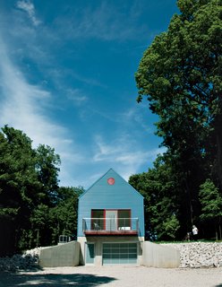 The surfaces of both decks—–including the small one off Ewing’s bedroom—–were fashioned from recycled plastic fibers.