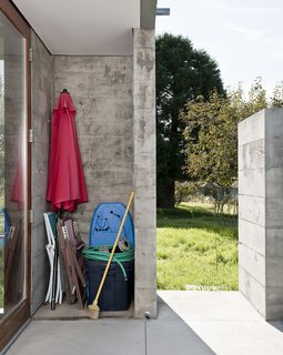 The material of choice for the loft-cum-farmhouse was concrete, for which the Andersons devised a prefab strategy. A series of identical C-shaped modules from the same formwork compose the structural system, which sits on a continuous slab foundation.