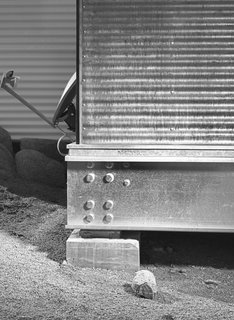 Eight carefully placed bolts in the joints in the steel frame absorb any movement, allowing the home to rest on small footings and meet California’s strict seismic standards.