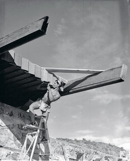 An Interview With Frank Lloyd Wright's Photographer Pedro E. Guerrero - Photo 4 of 8 - Alfie Bush was one of the many young apprentices who helped build "the Camp," as Taliesin West was then called. Here he’s shown working on the dining hall.