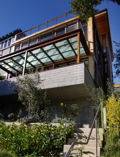 11 Hillside Homes That Feature a Balancing Act With Nature - Photo 1 of 10 - This house in Sausalito by 450 Architects hugs a tight hillside plot that affords a gorgeous view of Richardson Bay.