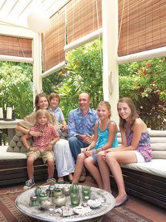 The family—–Wieger, Nicolette, Tammo, Joost, Teuntje, and Pip—–eats most of their meals on the lush, sunlit terrace off the main floor.