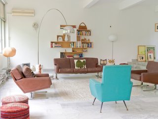 De Waart encourages her clients to live in their houses for a while before settling on permanent furniture arrangements. "When people move to a new place," she says, "they tend to put all their furniture in the same place as they did in their former house. But it’s not their former house." For De Waart, it took a year before she found the perfect place for each table, couch, and chair.