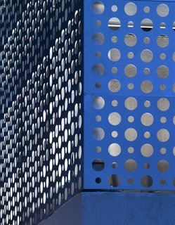 The aluminum cladding was left its original silver color; Khanna and Schultz note that it reflects the surrounding colors and can read anywhere in the spectrum from blue to white.