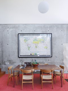 A monumental German climate map enlivens the dining area, which also sports CH 23 & CH 30 chairs by Hans Wegner.