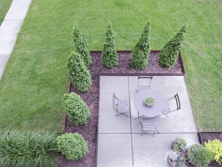 Here on the patio you can see that rigid grid that Blauvelt so likes at play in the landscape designed by rosenlof/lucas.