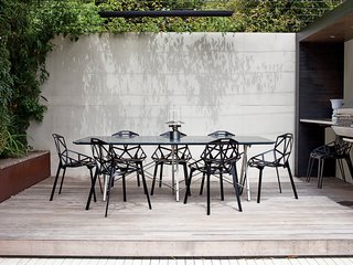 A raised dining nook furnished with Konstantin Grcic Ones for Magis makes outdoor dining a breeze.