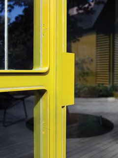 When it came to paint the 40-foot-long curving steel-and-glass window wall designed by Chris and fabricated by Sand Studios, the Deams turned to Steve Bauer of Baumar, who specializes in custom paint finishes, to get the job done. Metallic automotive paint stands up well to the elements—from blaring sunlight to heavy rain—and comes in an almost infinite array of colors.