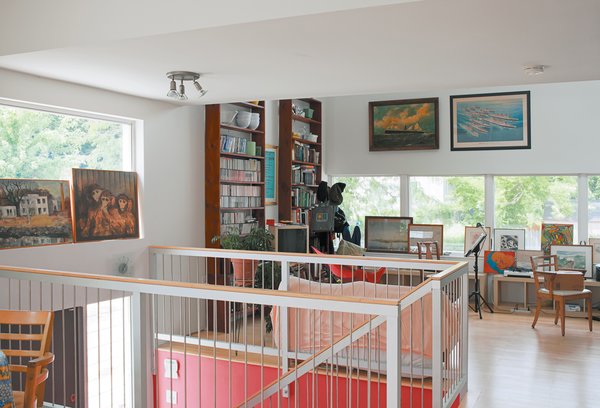 The architects used three ceiling heights in the living area, entrance vestibule, and kitchen, creating distinct spaces without building walls.