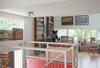 The architects used three ceiling heights in the living area, entrance vestibule, and kitchen, creating distinct spaces without building walls.