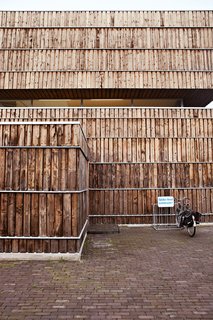 The facade is clad with 600 recycled cable reels. According to Jongert, "It took about seven minutes to dismantle each one, yielding quite a lot of wood each time." The wood was heat-treated at high temperatures, a natural weatherproofing technique.