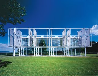 The Taghkanic House (2001) was Phifer’s first major commission. The high-ceilinged living room is open to 360-degree views; pivoting screens of aluminum mesh filter in sunlight throughout the course of the day.