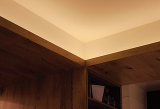 Adrian wanted to bring a theatrical glow to the loft without using recessed lights or cluttering up the space with lamps. He consulted lighting designer and friend Paul Whitaker and found that linear LED covelights could provide low-wattage illumination with little maintenance.