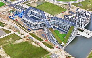 Completed in 2010, the 656,600-square-foot Eight House comprises over 107,000 square feet of office and retail space at ground level and 476 units throughout the nine floors above. Inside the two courtyards are over 5,300 square feet of public space for the residents.