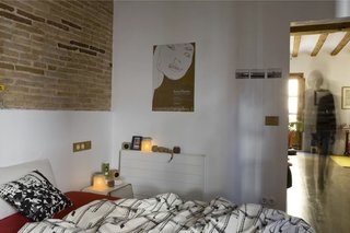 Green Living in Barcelona - Photo 12 of 14 - A toxin-free environment was especially important in the bedroom, so the couple incorporated organic cotton, latex pillows and paints made without volatile organic compounds (VOCs).