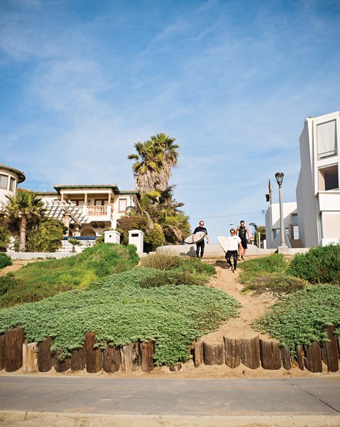 The trio walks down to the beach via the strand.