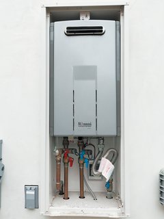To avoid running the tap—and pouring water and money down the drain—the Lais installed a Rinnai tankless water heater and Metlund D’MAND recirculating pump for near-instant hot water. When David or Mayuko enter the Miele-outfitted kitchen, a sensor triggers the systems, readying the water to flow out of the faucets at piping-hot temperatures four to five times more quickly than without the setup.