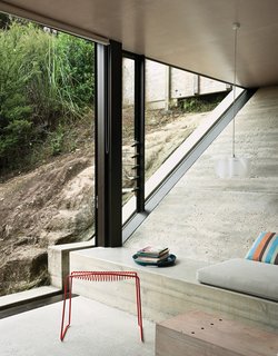 Builder Ross Percival helped finesse the finely tuned detailing that separates the internal slope from the rock outside (opposite). The Pedro wire stool is by Craig Bond for Candywhistle.