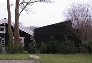 Though guesthouse is distinctly modern, influences of the traditional architecture of the region are evident in the profile and color.
