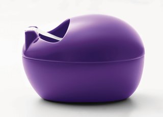 The shape of the Post-It Dispenser is based on that of a stone. Its color and gloss, however, give it a very futuristic look.