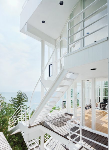 The Douglas House is a clear nod to Les Terrasses, a 1928 residence created by Le Corbusier in Garches, France. Shared elements include curved walls, spatial ambiguities, and the series of ladders and cantilevered staircases that join the levels and encourage a cascading architectural promenade.