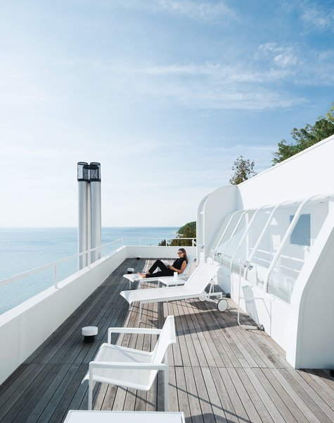 The outdoor furniture is from Richard Schultz.