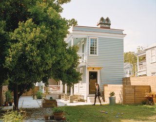 It was important to Rice and Nissenboim to find a house with a large yard. They worked with Remark Landscape Architecture to remove three large hackberry trees to make way for a vegetable garden, while three citrus trees on the western line of the property produce oranges and lemons.