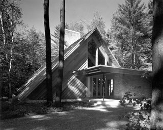 The Ashmun House in Midland makes use of a strong A-frame. It was designed for a classic pianist on a secluded street.